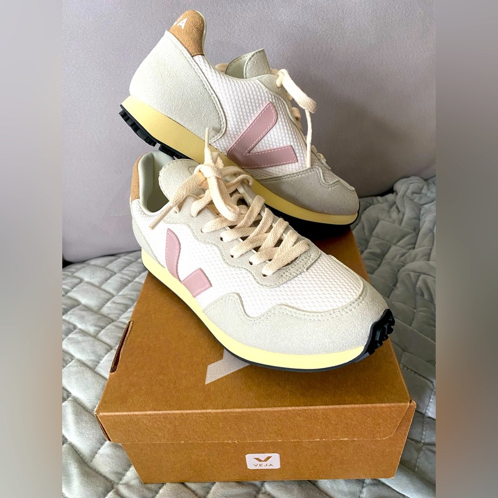 VEJA women’s sneaker, size 6